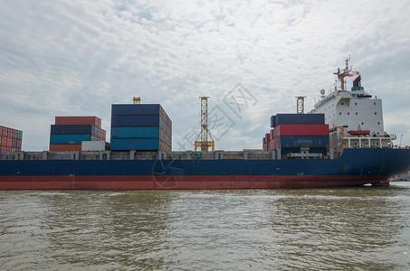 蓝色的天空卡车进出口业务和物流产品水运输船集装箱海货图片素材